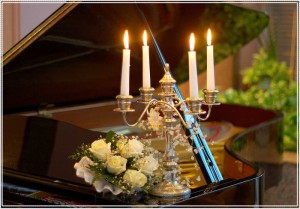 На рояле горели свечи